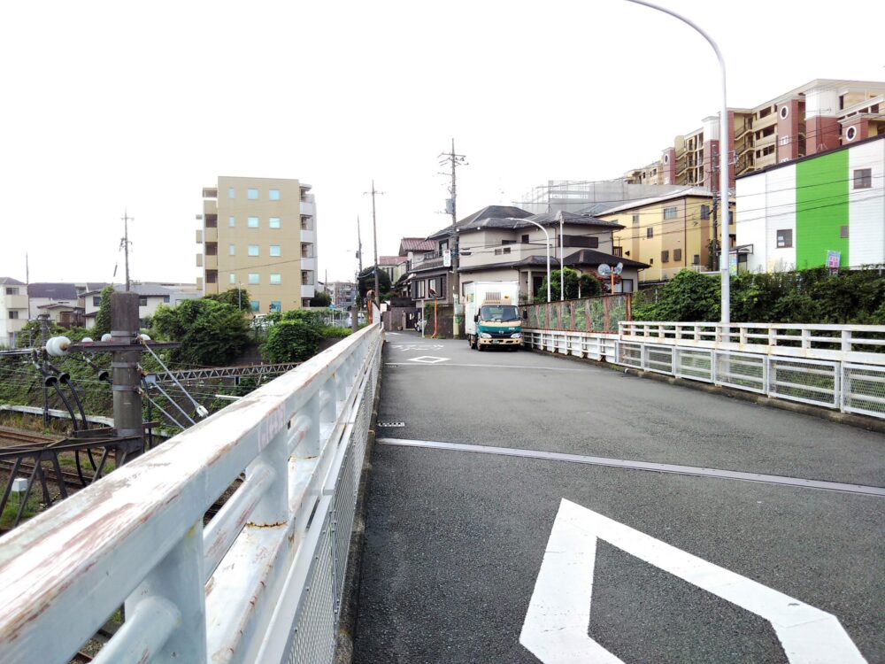 長津田駅ホームが見渡せる橋